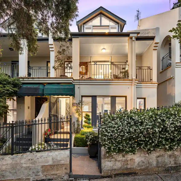 ELEGANT NORTH SYDNEY TOWNHOUSE WITH HARBOUR VIEW