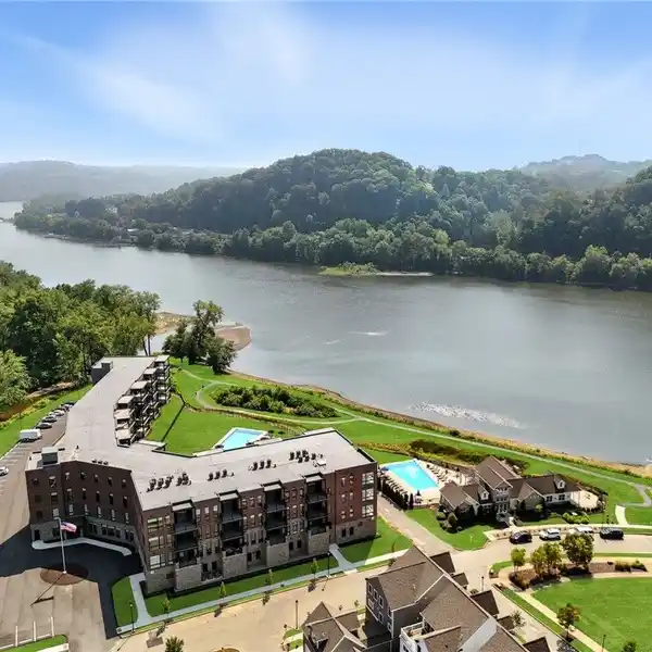 RESORT-STYLE LIVING IN THE BROOKS