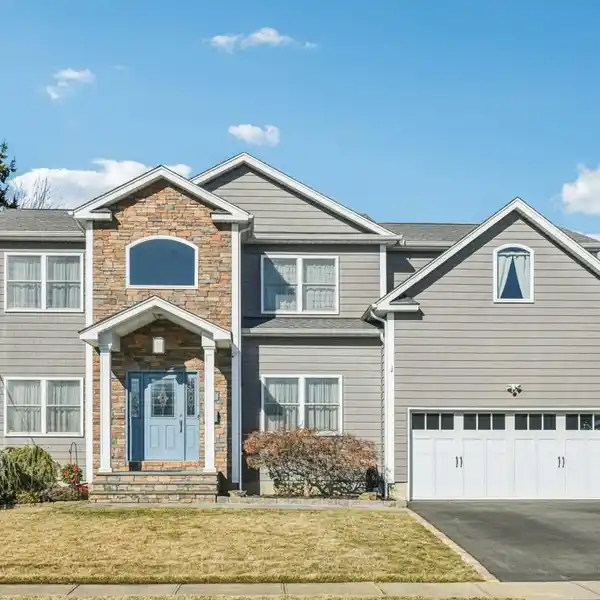 EXQUISITE FIVE BEDROOM CENTER HALL COLONIAL