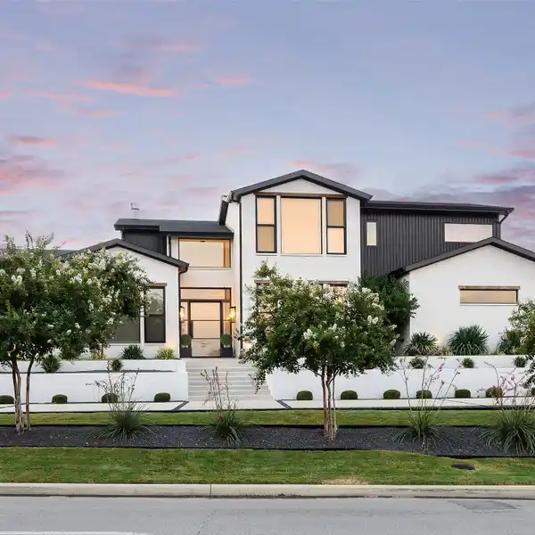 MODERN ELEGANCE WITH EFFORTLESS COMFORT