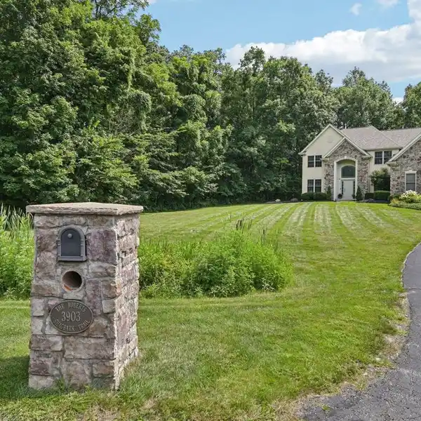 SPACIOUS WALNUT CREEK HOME ON PRIVATE CUL-DE-SAC