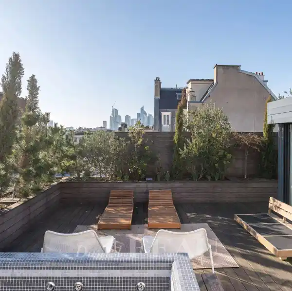 BRIGHT AND PEACEFUL TOP-FLOOR DUPLEX