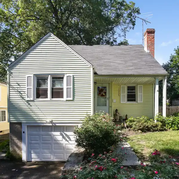 CAREFREE HOME CLOSE TO EVERYTHING