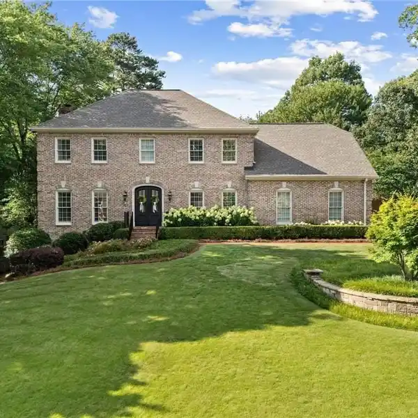 FOUR-SIDED BRICK JEWEL BOX RESIDENCE