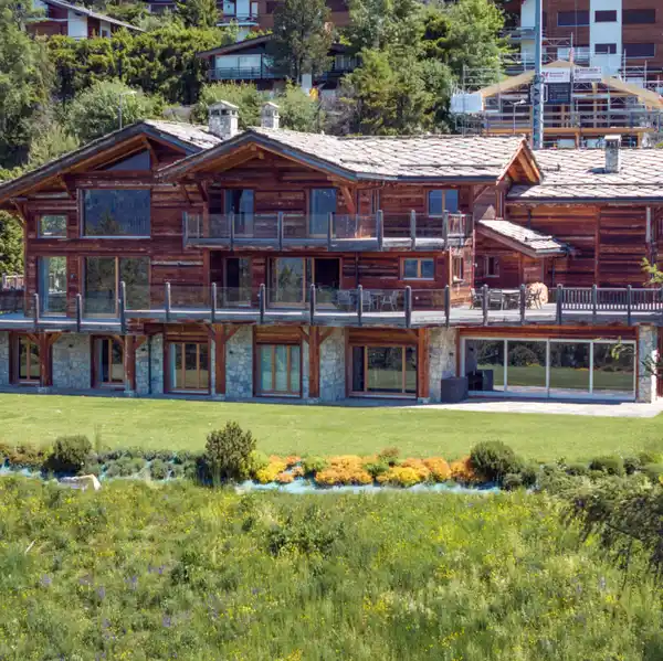 SUMPTUOUS PROPERTY ENJOYS AN EXCEPTIONAL SETTING