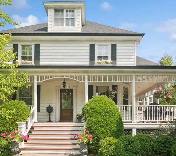 ARCHITECTURAL GEM WITH LUSH OUTDOOR LIVING