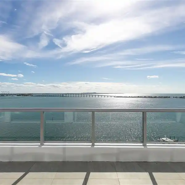 UNIQUE MODEL IN AN ICONIC BUILDING