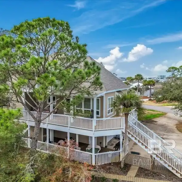 THE PERFECT BLEND OF ISLAND LIVING AND COASTAL CHARM