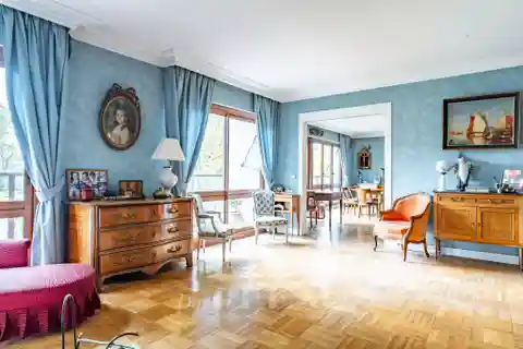 Top-Floor Apartment with Bright Flexible Layout