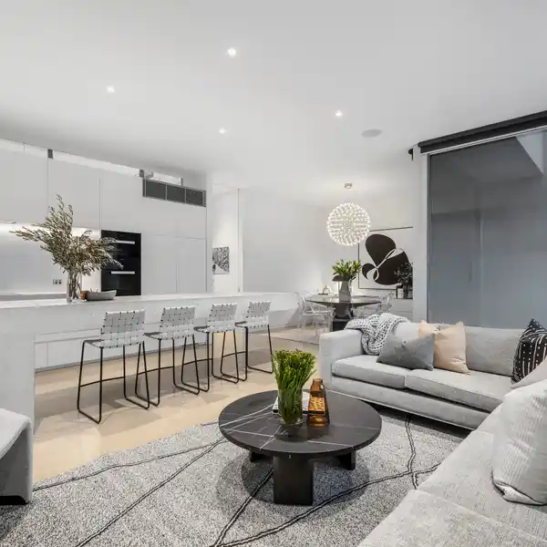 MASTERFULLY REIMAGINED AWARD-WINNING RESIDENCE