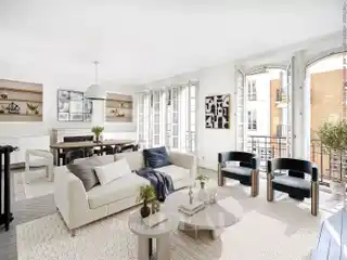 Light-Filled Champ-De-Mars Apartment