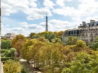 Air-Conditioned Apartment in Prestigious Stone Building
