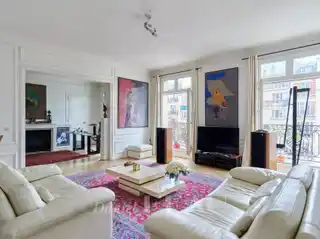 Corner Flat in a Beautiful Building