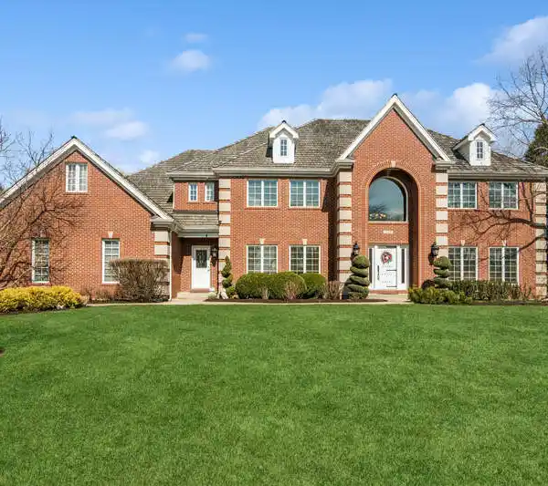 ALL-BRICK HOME IN HIGHLY DESIRABLE CANTERBURY