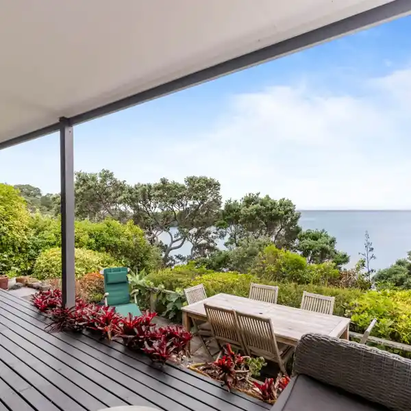 STUNNING SEA-SIDE HAVEN