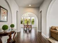 ELEGANTE CASA DE DISEÑO ABIERTO CON PATIO PRIVADO