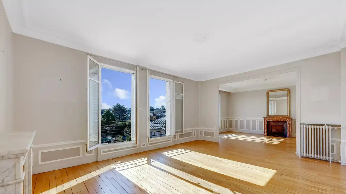 Grand Fourth Floor Apartment