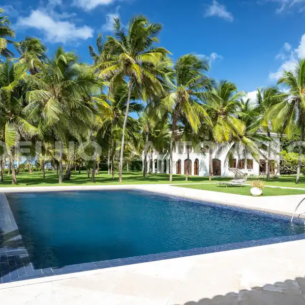SPECTACULAR HOUSE RIGHT ON THE SAND