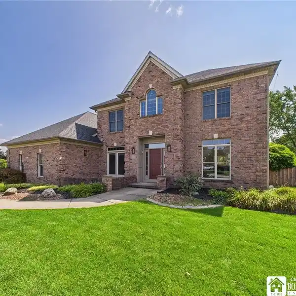 ELEGANCE AND COMFORT IN LOCH LEA ESTATES