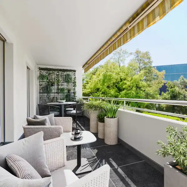 LIGHT-FILLED APARTMENT WITH BALCONY