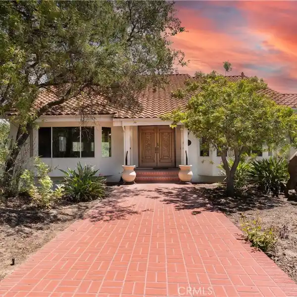 CUSTOM GATED PROPERTY IN THE SCENIC DE LUZ AREA