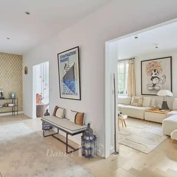 DECORATOR-RENOVATED FIRST FLOOR APARTMENT