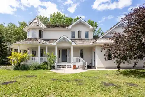 Peaceful Living on Farmstead Acreage