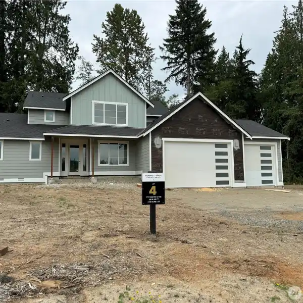 PRIVATE SEVEN-ACRE RETREAT WITH DESIGNER TOUCHES