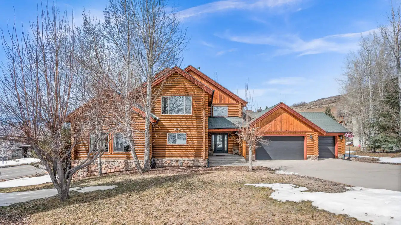 Log-cabin-style Home
