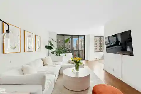 Stylish Rental in a Full-service Building