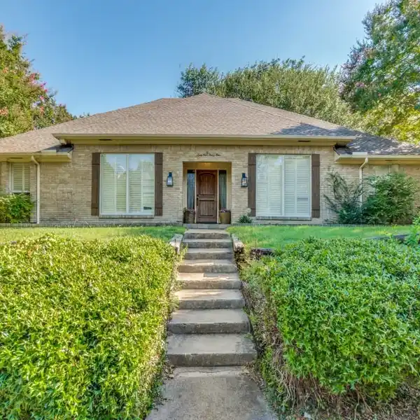 SPACIOUS HOME IN THE HEART OF LAKEWOOD