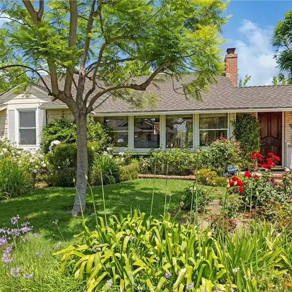 CHARMING HOME IN COVETED FASHION SQUARE