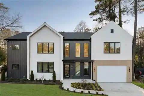 Modern New Construction in Ideal Location