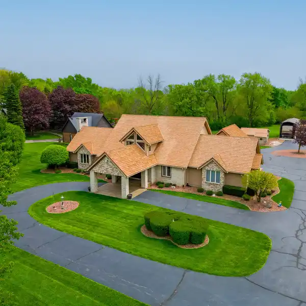EXQUISITE CUSTOM RESIDENCE BLENDING LUXURY AND COMFORT