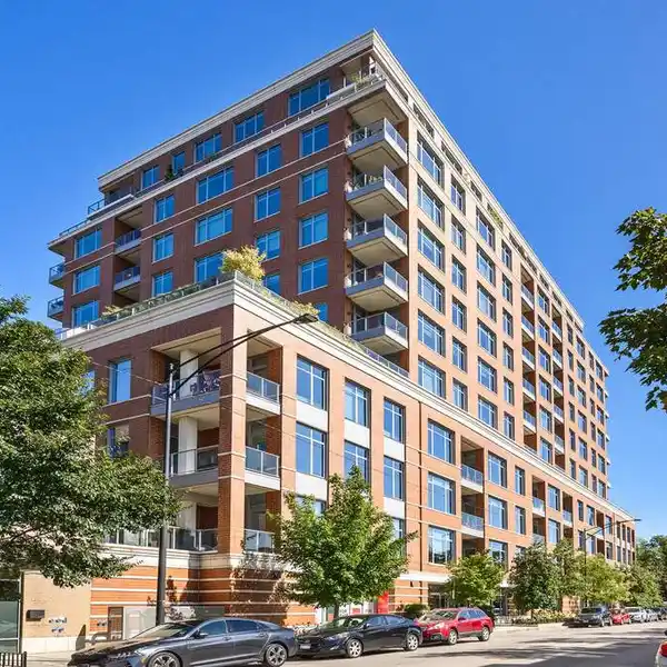 RARE CORNER CONDO STEPS FROM OZ PARK