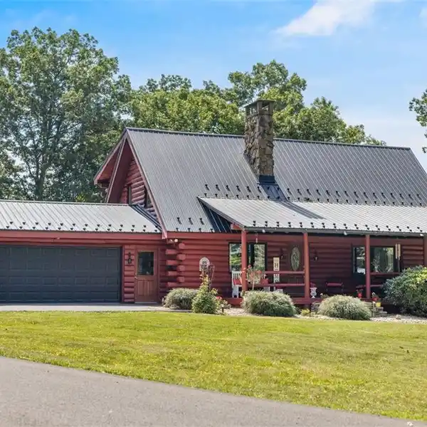 STUNNING COUNTRY RETREAT NEAR TOWN AMENITIES