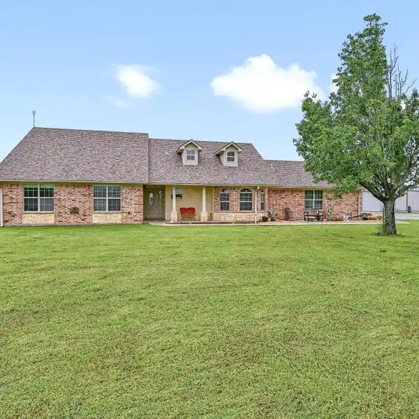 COUNTRY RETREAT ON SPRAWLING ACREAGE