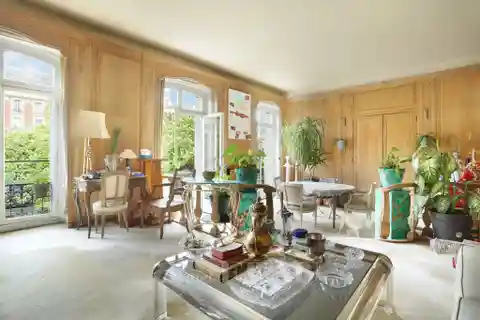 Sunny Mansion Apartment with Historic Charm