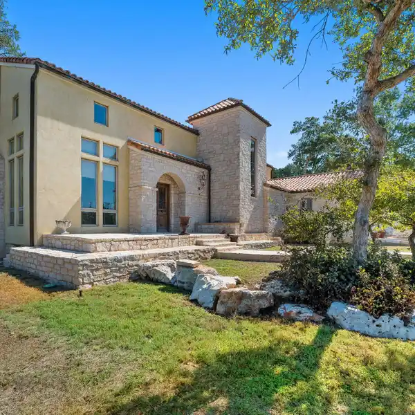 TIMELESS TUSCAN VILLA SET ON SIX ACRES