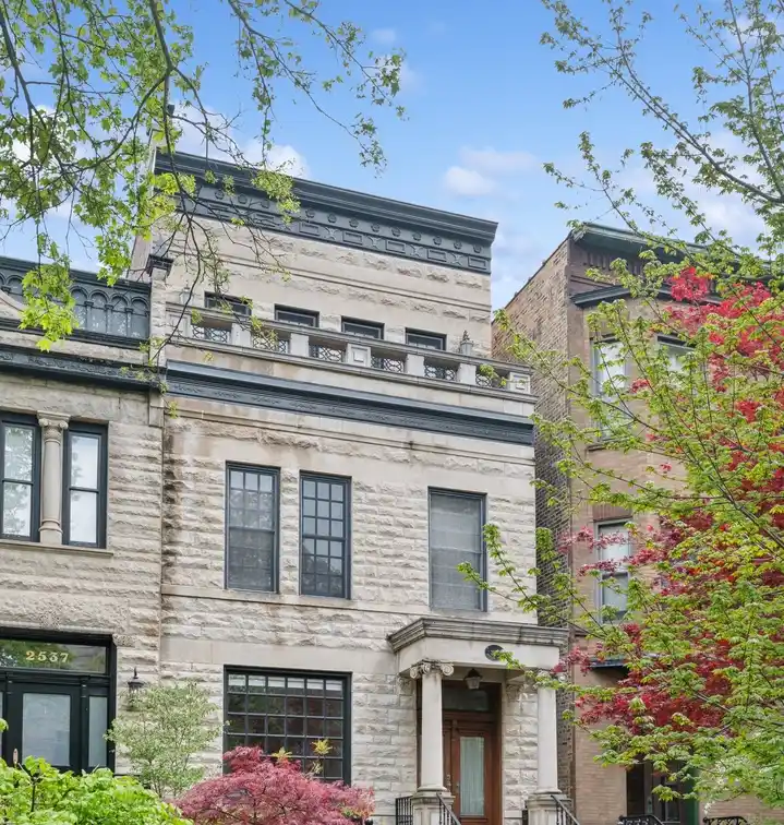 Stately Rowhome in East Lincoln Park