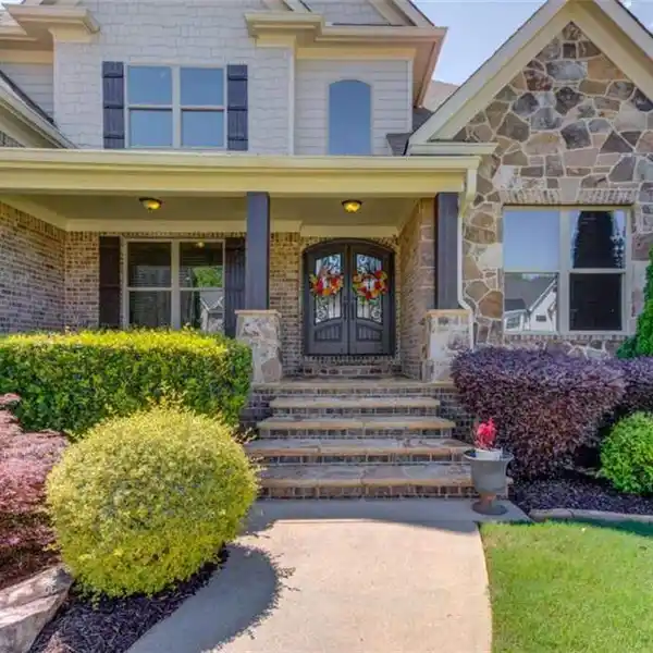 GOLF COURSE VIEWS PAIRED WITH ELEVATED LUXURY LIVING