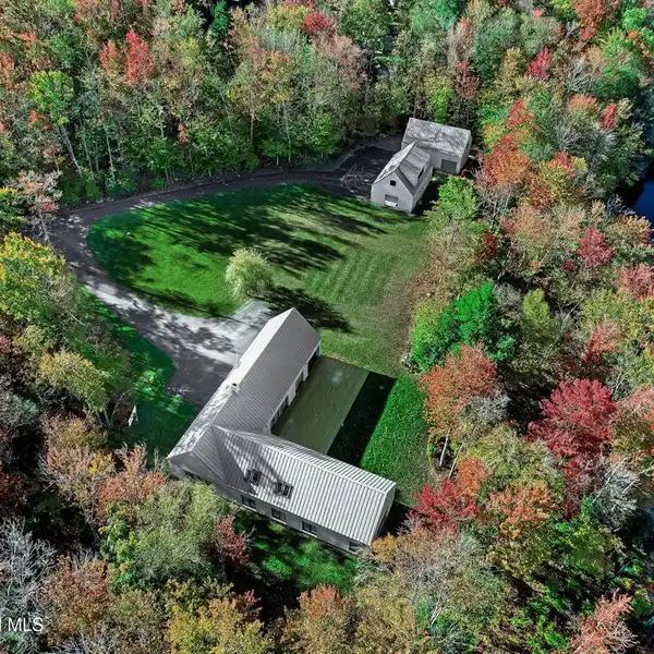 BOLD MODERN LAKEFRONT RETREAT