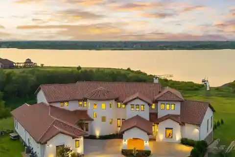 Unmatched Elegance and Comfort on Lake Lewisville