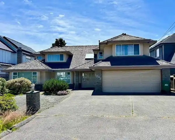 OVERSIZED HOME STEPS FROM GARRY POINT PARK