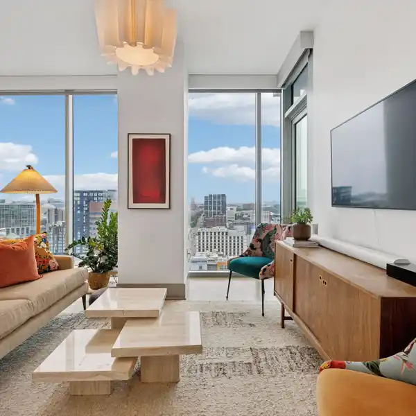 SOPHISTICATED LIVING IN THE RESIDENCES AT BROADWEST