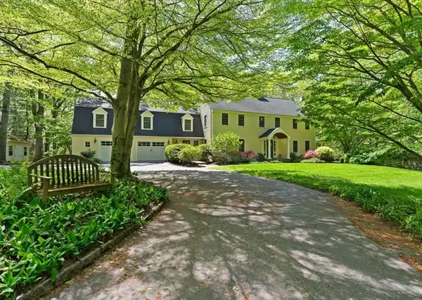 ELEGANT COLONIAL NESTLED IN NATURAL PRIVACY