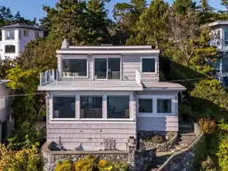 Charming Seaside Bungalow