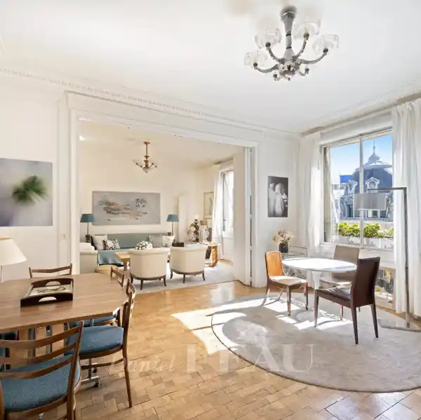 SPACIOUS APARTMENT IN A PRESTIGIOUS BUILDING