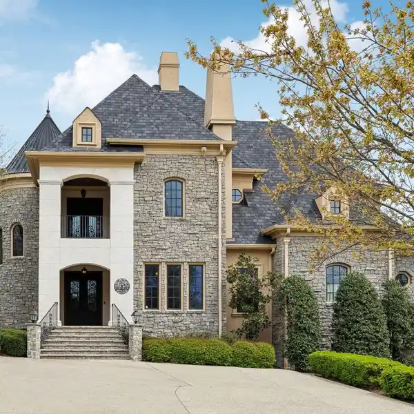 ARCHITECTURAL MASTERPIECE WITH A HARMONIOUS BLEND OF SOPHISTICATION