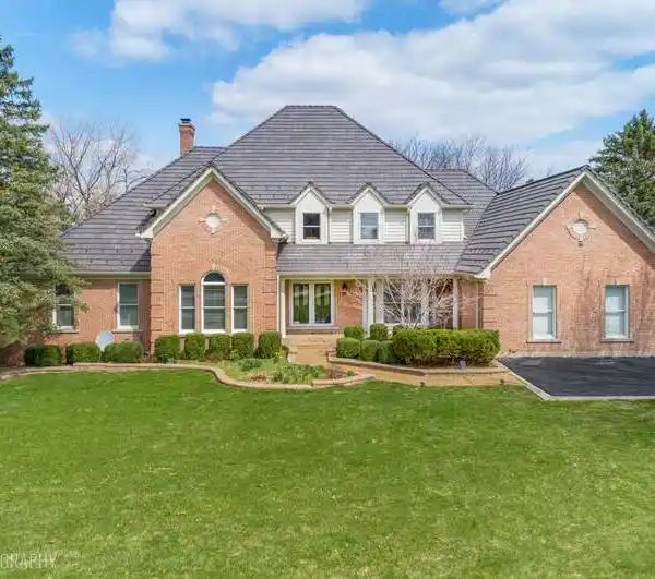 GRACIOUS RESIDENCE ON 5.7 ACRES